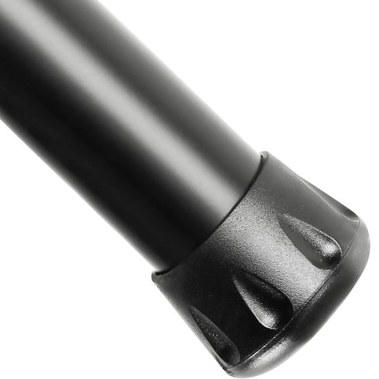 Close-up van een zwarte rubberen voet op de poot van een muzieklessenaar.