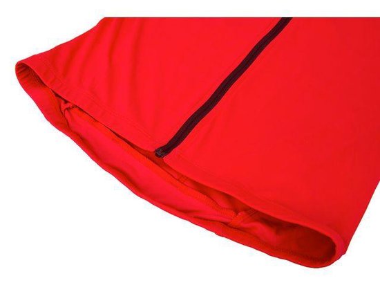 Onderkant van een rood fietsshirt met zwarte rits.