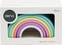 Verpakking van dëna speelgoed met een pastelkleurige regenboog, met 'My first rainbow!' op de voorkant.