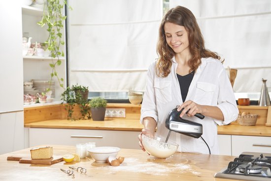 BLACK+DECKER handmixer - 2 gardes + 2 deeghaken - 5 snelheden + turbofunctie van Black+Decker — afbeelding 4