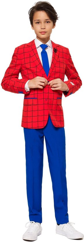 Jongen draagt rood spinnenweb jasje, witte blouse en blauwe stropdas, knoopt jasje dicht.