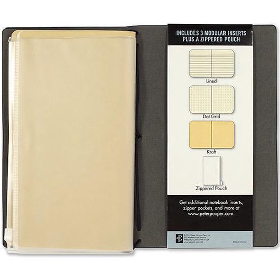 Open donkerblauw notitieboek met transparant hoesje, crèmekleurige vellen en een etiket met informatie over inzetstukken.