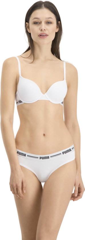 Model draagt een witte Puma beha en slip, beide met een zwarte 'Puma'-logoband.