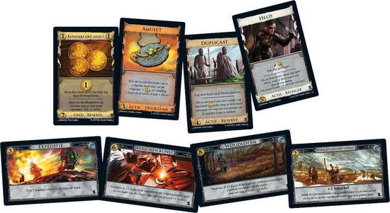 Zeven speelkaarten van de Dominion: Avonturen uitbreiding, met afbeeldingen zoals munten, een amulet en een held.