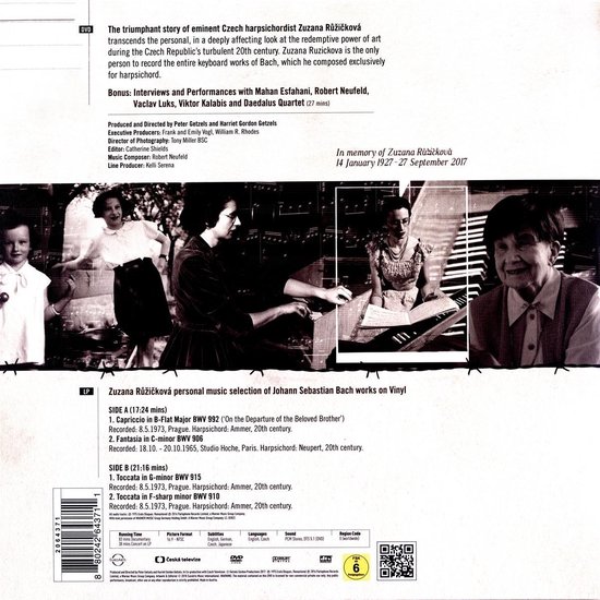Achterkant van de DVD/LP-hoes met foto's van Zuzana Růžičková en tekst.