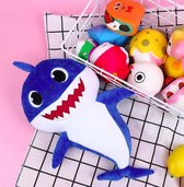 baby shark - knuffel - blauw - 28 cm - vier lichtjes - inclusief 3 batterijen - zingend - officiële lied - speelplezier - kind - cadeau tip - geeft licht - blauw