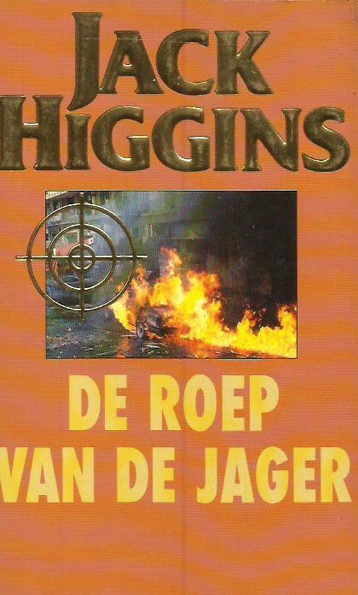 Boekcover met de titel 'DE ROEP VAN DE JAGER' door Jack Higgins. Een afbeelding van een auto in brand naast een roos.