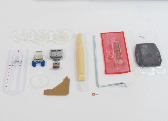 Diverse accessoires voor een naaimachine, waaronder spoelen, naalden, voetjes en een inbussleutel.
