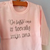 Baby Rompertje roze meisje met tekst | De liefste oma is toevallig mijn oma | lange mouw | roze met grijs | maat 74/80