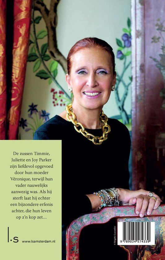 Vrouw met gouden ketting en armbanden, glimlachend, met text