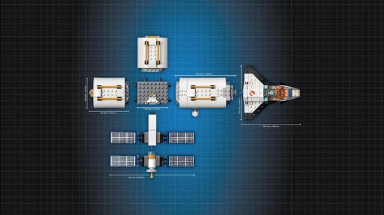Overzichtstekening van LEGO ruimtestation-onderdelen: shuttle, modules, satelliet en astronauten.