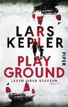 Boekcover van 'Playground - Leben oder Sterben'. Met twee silhouetten van mensen op een boot, en een schip in de verte.