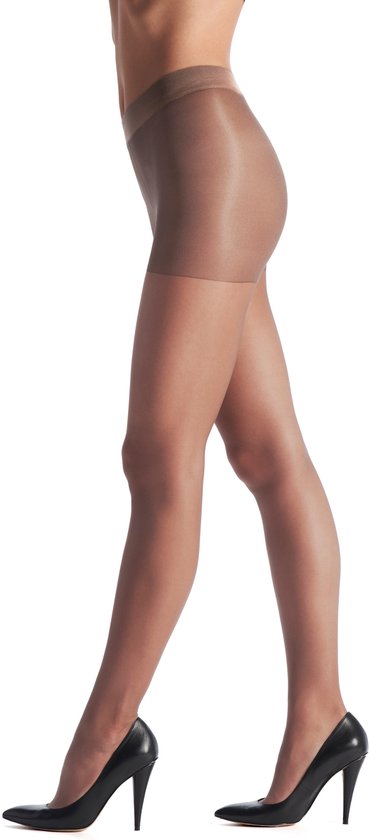 Damespanty in een lichte huidskleur gedragen met zwarte pumps.
