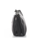 Zij-aanzicht van een zwarte leren clutch met franjes en rits.
