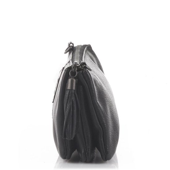 Zij-aanzicht van een zwarte leren clutch met franjes en rits.