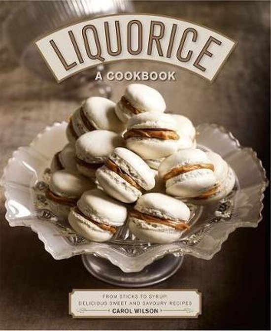 Boek met de titel "Liquorice: A Cookbook" met een stapel macarons op een schaal.