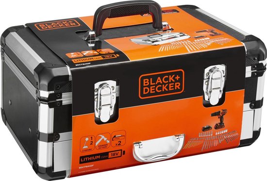 Zwarte en zilveren metalen koffer van BLACK+DECKER met oranje accenten en logo, op de voorkant staan afbeeldingen van de inhoud.