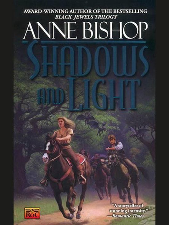 Boekcover van "Shadows and Light" door Anne Bishop. Twee ruiters op paarden in een bosrijk gebied met schaduwen en vleermuizen.