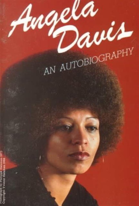 Couverture du livre avec un portrait d'Angela Davis avec une grande afro, intitulé 'Angela Davis An Autobiography'.