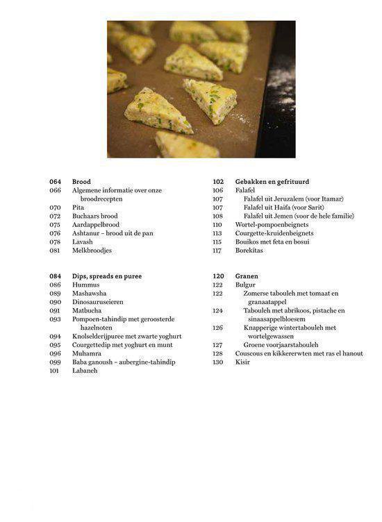 Bovenaanzicht van stukken gebakken brood op een zwart oppervlak, met een lijst met recepten.