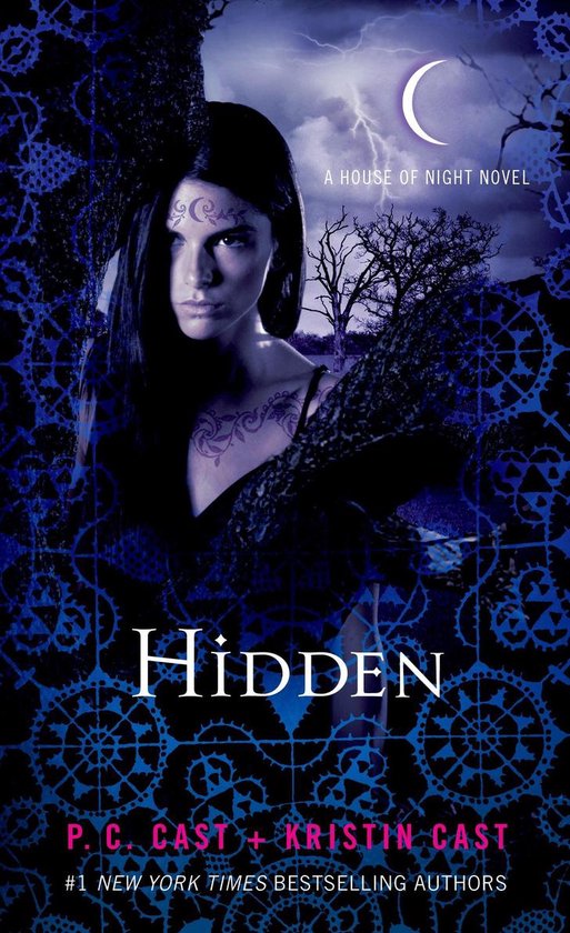Boekomslag van "Hidden" van P.C. Cast & Kristin Cast. Een jonge vrouw met een maan-tatoeage op haar voorhoofd staat voor een boom.