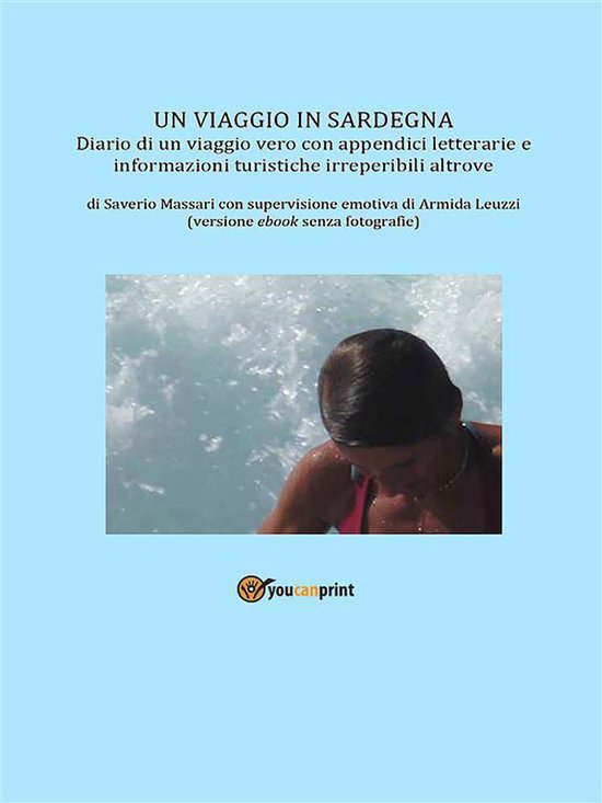 Couverture de livre avec le texte 'Un viaggio in Sardegna'. Gros plan d'un enfant avec de l'eau en arrière-plan.
