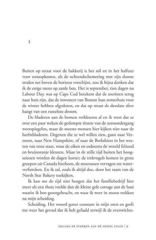 Een scène die zich afspeelt in de herfst, met bladeren op de grond en een bakkerij op de achtergrond.