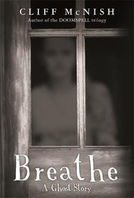 Boekomslag van "Breathe: A Ghost Story" met een spookachtige figuur achter een raam. Titel "Breathe" in grote letters.