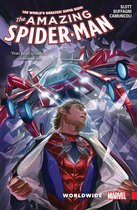 The Amazing Spider-Man met een rode robot spin op de achtergrond. Spider-Man opent zijn jas.