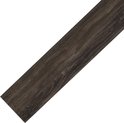 Een donkerbruine PVC vloerplank met een voelbare houtnerfstructuur, op een witte achtergrond.
