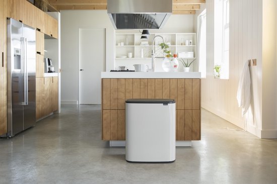 Witte Brabantia Bo Touch Bin prullenbak in een moderne keuken.