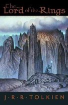 De kaft van J.R.R. Tolkiens 'The Lord of the Rings' toont een tovenaar met staf voor een grimmig berglandschap met puntige torens.