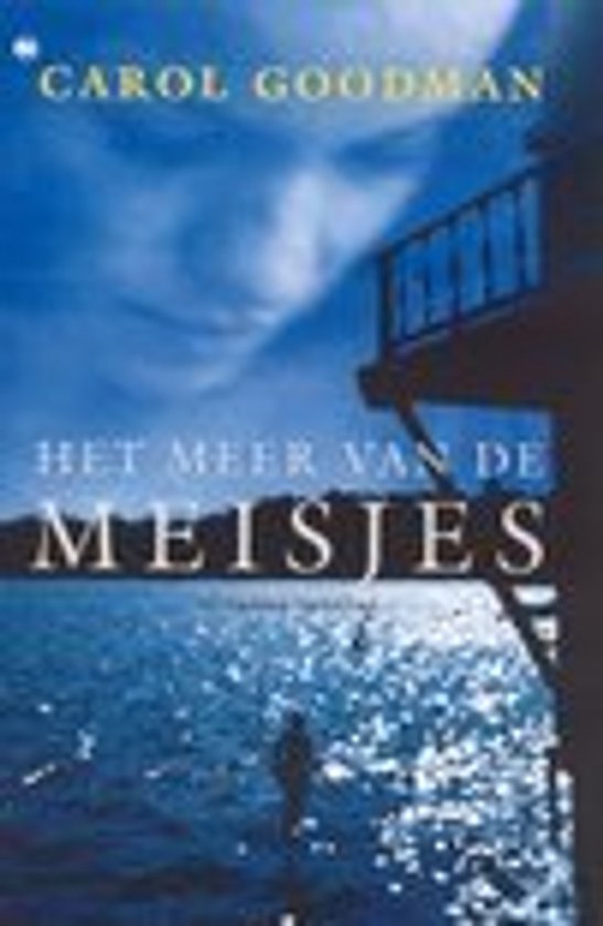 Boekcover: Een silhouet van een persoon staat in het water, met de titel "HET MEER VAN DE MEISJES" van CAROL GOODMAN.