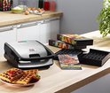 Tefal snackapparaat met wafelplaten en dozen van het snackapparaat.