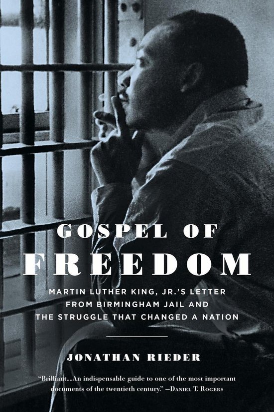 Boekomslag 'Gospel of Freedom' met een zwart-witfoto van Martin Luther King Jr. achter tralies.