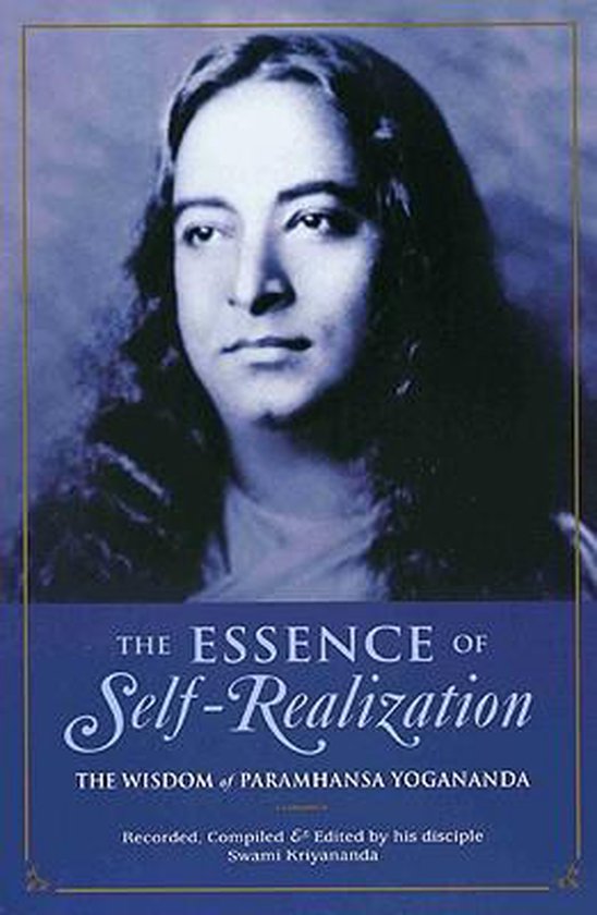 Boekomslag met een zwart-wit portret van Paramhansa Yogananda, titel 'The Essence of Self-Realization' in blauw.