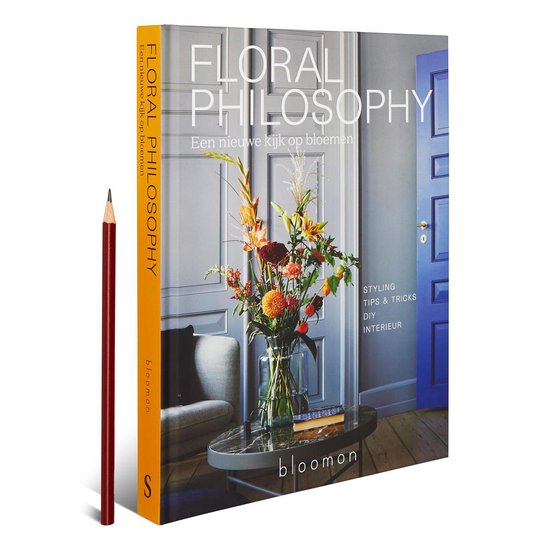 Voorkant van het boek 'Floral Philosophy' met een bloemstuk in een vaas op een marmeren tafel.