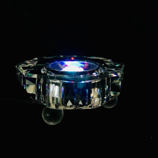 Kristal glas Lichtplateau achthoekig -LEDx7 - met gekleurd licht op USB adapter ( incl. adapter) 8x8x3.5cm .Erg mooi om al uw kristal glas werk erop te zetten en als display te gebruiken .
