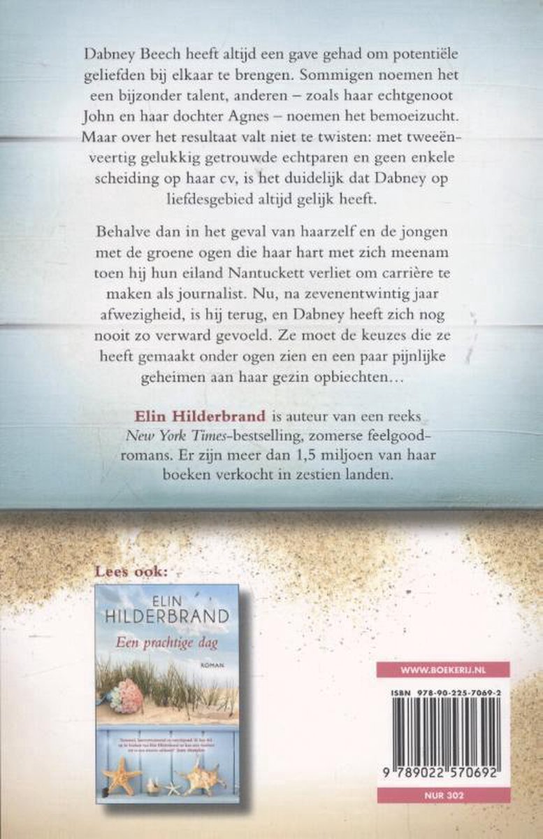 Boekcover van "Een prachtige dag" van Elin Hilderbrand met stranddecor. Een strooien hoed met gekleurde band en een schelpdierenfiguur liggen op een blauwe houten ondergrond. Rechts een roze bloem.