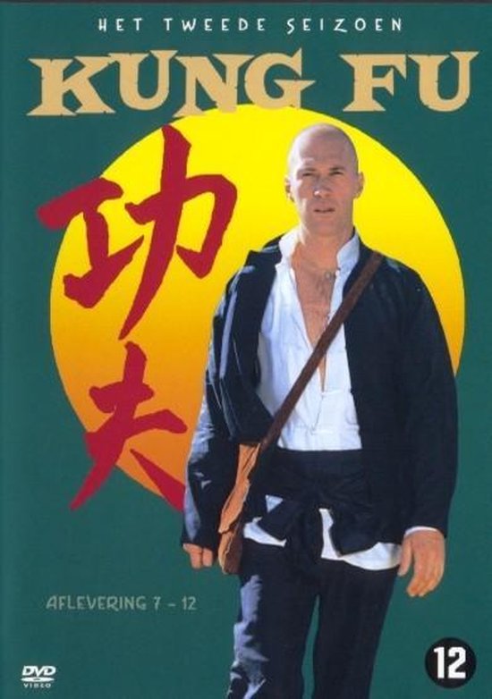 Een kale man in een wit shirt en donkere jas, met een tas over zijn schouder, staat voor een grote gele cirkel met Chinese karakters.