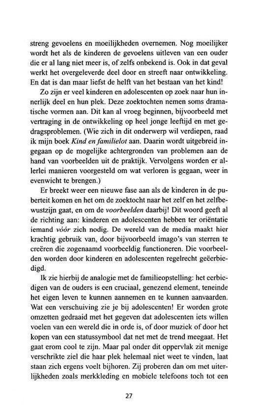 Tekstpagina met een boekpagina over familieopstellingen. De tekst bevat de titel 'Familieopstellingen met kinderen en jongeren'.