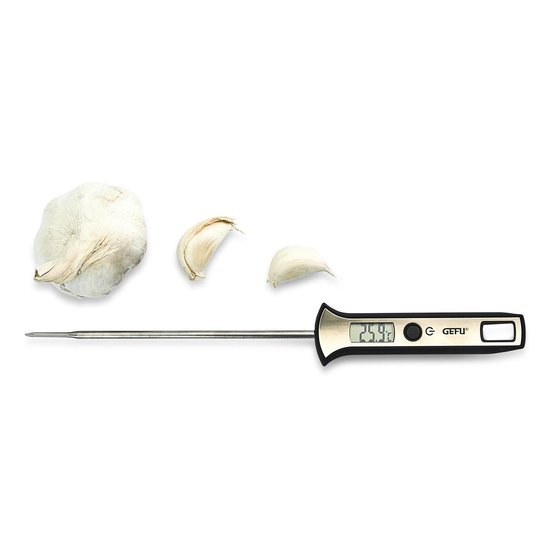Zilverkleurige digitale thermometer met zwarte greep en RVS probe, naast knoflook.