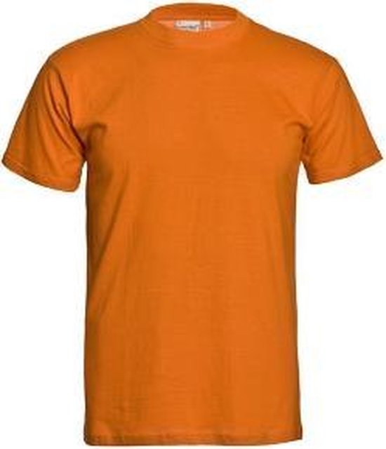 Un T-shirt orange uni à manches courtes.