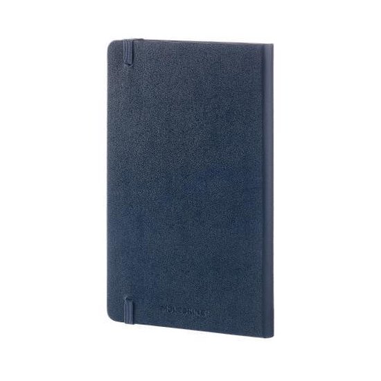 Donkerblauw Moleskine notitieboek, zijkant zichtbaar, met elastische lussen aan de zijkanten.