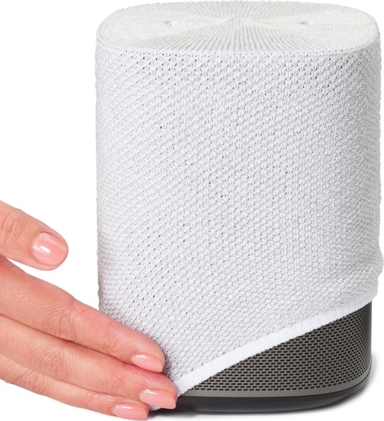 Hand die een witte textielhoes op een luidspreker schuift.