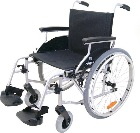 Zwarte opvouwbare rolstoel met zilverkleurig frame, grote achterwielen en kleine voorwielen.