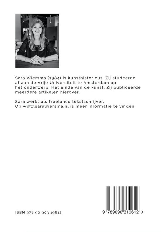 Zwart-witfoto van Sara Wiersma, zittend. Achtergrond is een gebouw. Tekst onder foto met biografie.