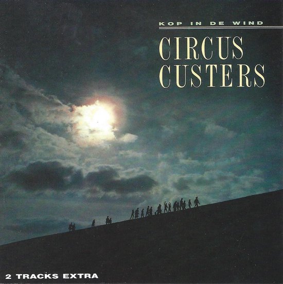 Een groep mensen loopt een heuvel op tegen een donkere lucht met een opkomende zon en wolken. De tekst 'KOP IN DE WIND CIRCUS CUSTERS 2 TRACKS EXTRA'.