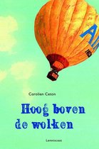 Boek 'Hoog boven de wolken' van Carolien Ceton. Oranje heteluchtballon in een groene lucht met wolken.