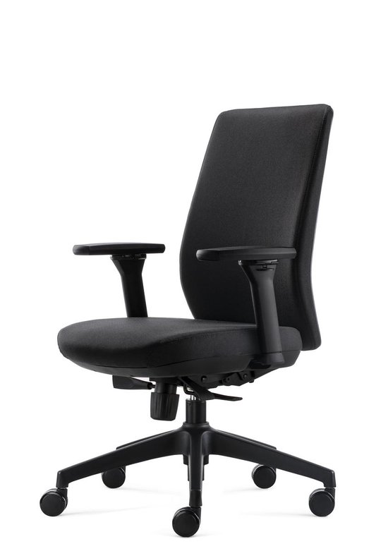Zwarte ergonomische bureaustoel met verstelbare armleuningen en een stoffen zitting en rugleuning.